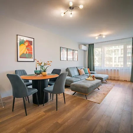 Trinavis Boutique Apartments, Own Private Parking, Center, Entire