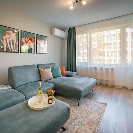 Trinavis Boutique Apartments, Own Private Parking, Center, Entire *